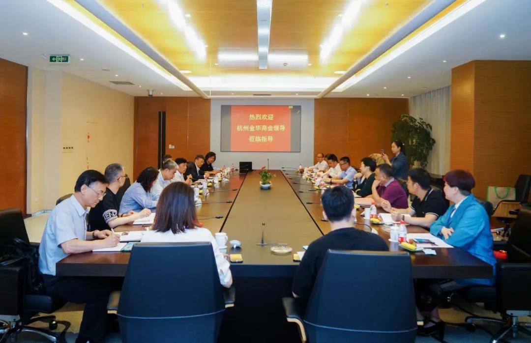 杭州金華商會孔小仙及會員企業代表一行到圣奧辦公家具參觀交流