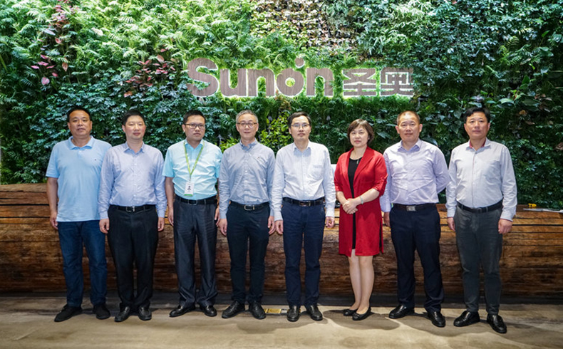 寧波市北侖區工商聯章文夫一行到圣奧辦公家具參觀交流