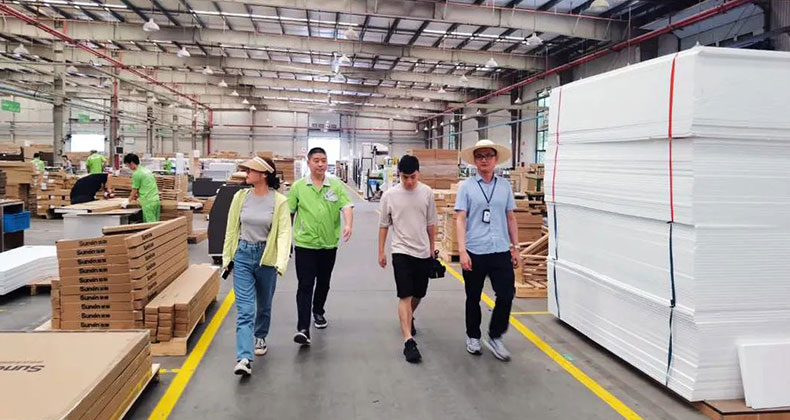  圣奧海寧生產基地接受媒體采訪