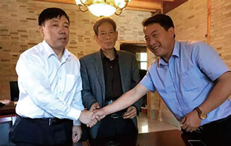 檀溪鎮黨委書記柳鋼明正、長山村支書齊文高、圣奧集團董事長倪良正的合影
