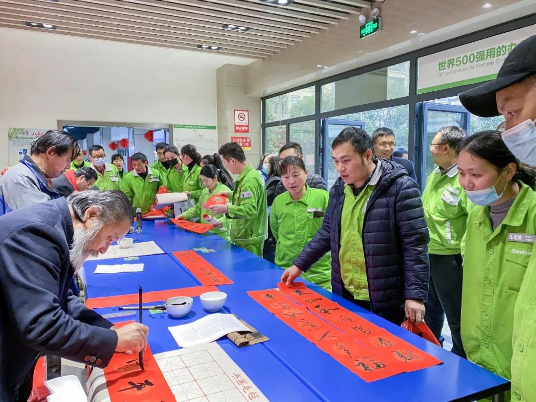 海寧市關工委、尖山新區總工會到戀尚家送春聯、送祝福