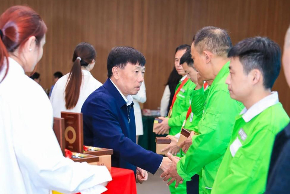 圣奧2024第五屆辦公生活節&匠人日活動現場倪良正為員工頒發獎牌