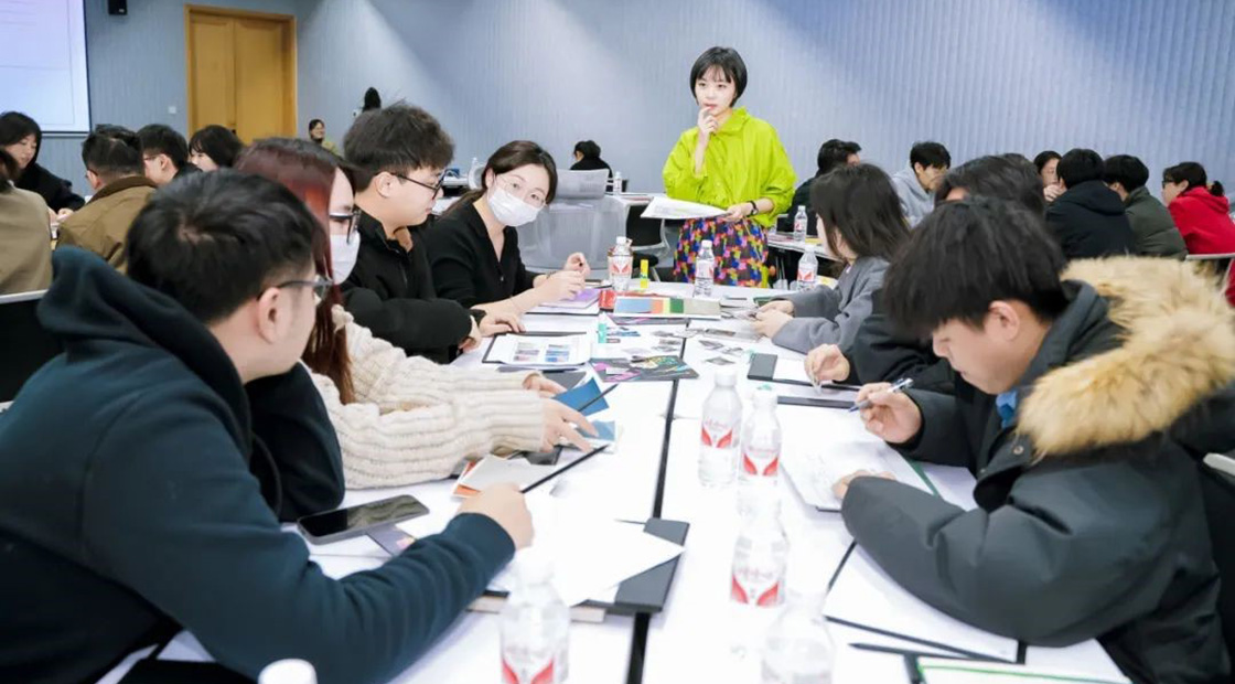 黃曉靖老師解讀「CMF趨勢(shì)LAB_2025」的四大趨勢(shì)實(shí)驗(yàn)室
