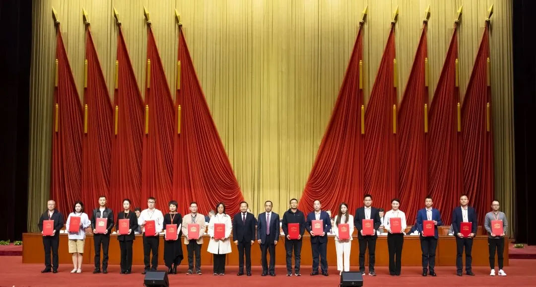 圣奧《實施“零碳計劃”，助力辦公家具綠色制造》項目成功入選“2024年度輕工業綠色低碳轉型典型案例”